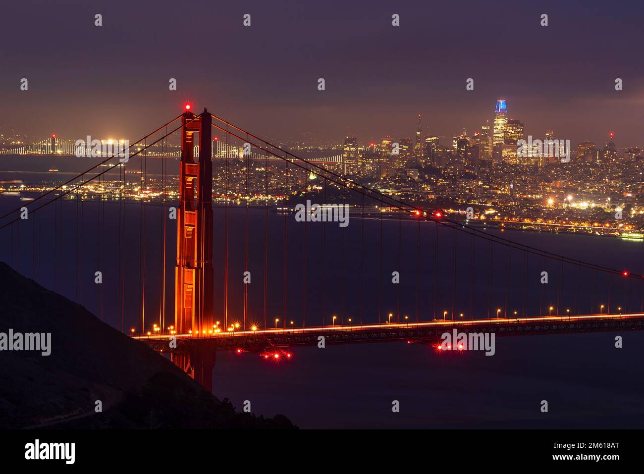 Vista del puente Golden Gate y el horizonte de San Francisco por la noche desde Hawk Hill en Marin Headlands Foto de stock