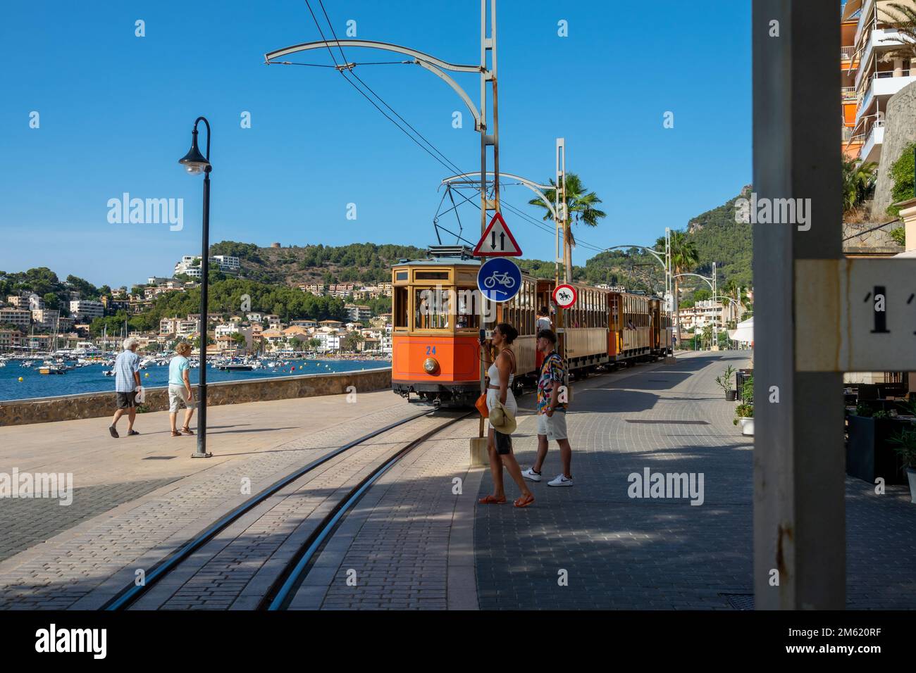 Soller, España; 27 de agosto de 2022: Tren popular de Sóller en Mallorca  (España), pasando por el Puerto de Sóller lleno de gente en un soleado día  de verano Fotografía de stock - Alamy