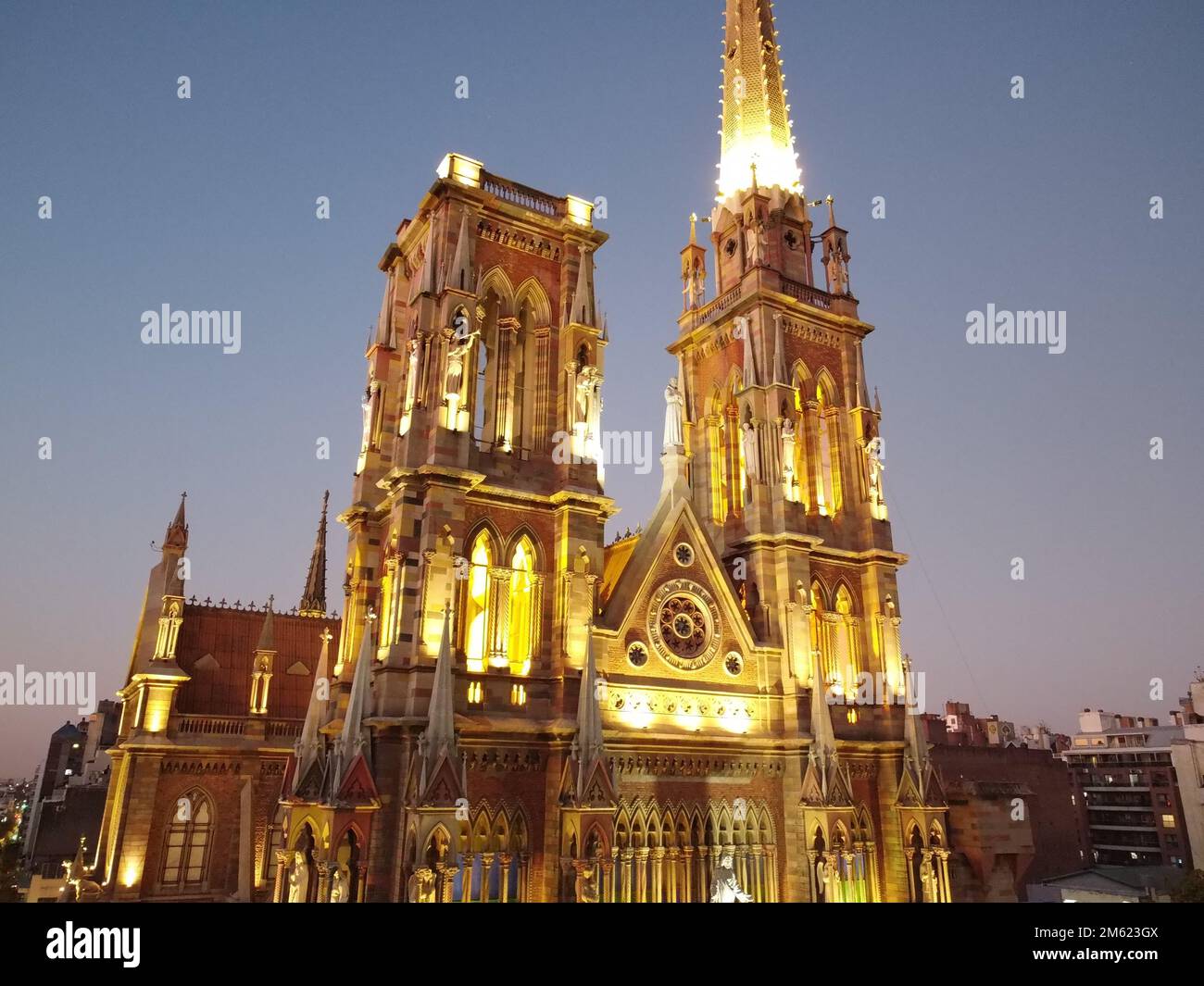 La fachada de la Iglesia los Capuchinos Córdoba por la noche Fotografía de stock - Alamy La fachada de la Iglesia los Capuchinos Córdoba por la noche Fotografía de stock - Alamy