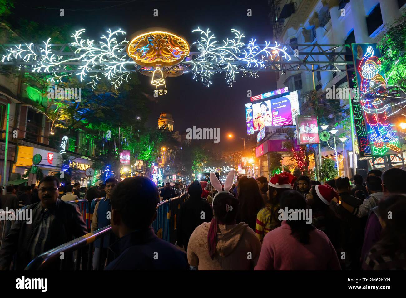 Kolkata, Bengala Occidental, India - 26.12.2018 : Los jóvenes se divierten en la calle del parque iluminado y decorado con luces y festivo fin de año Foto de stock