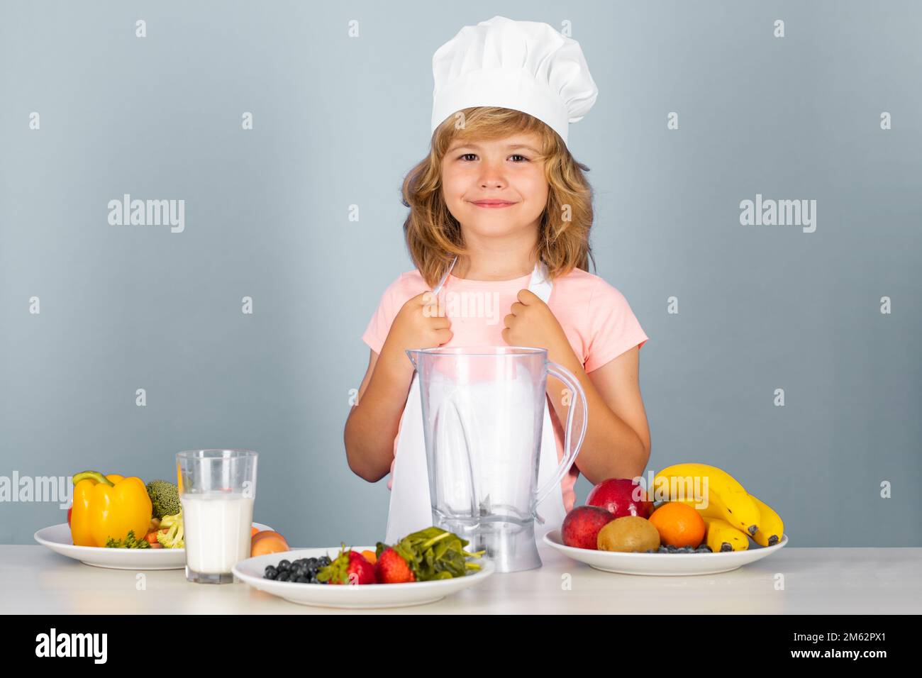 Niño chef vestido cocinero panadero delantal y sombrero de chef aislado en  el fondo del estudio. Nutrición saludable comida para niños. Frutas y  verduras para niños Fotografía de stock - Alamy