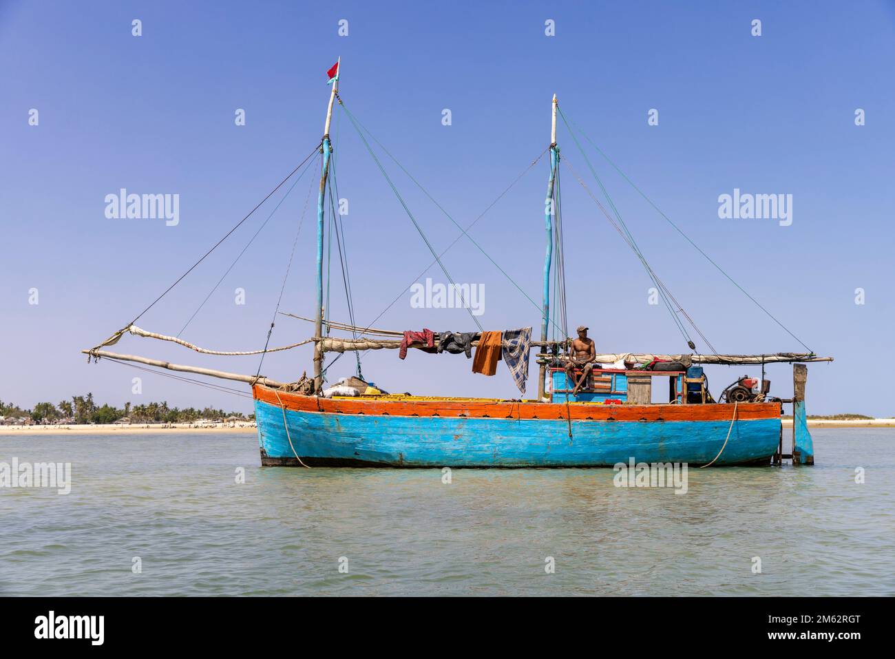 Barco de pesca africano, cerca de Morondava, Madagascar, África Foto de stock