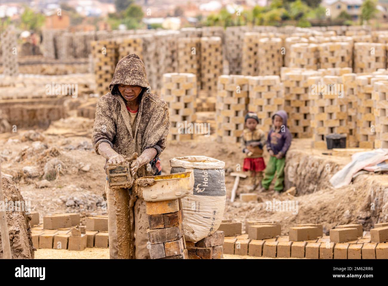 Sitio de fabricación de ladrillos en Ambohimanambola cerca de Antananarivo, Madagascar, África Foto de stock