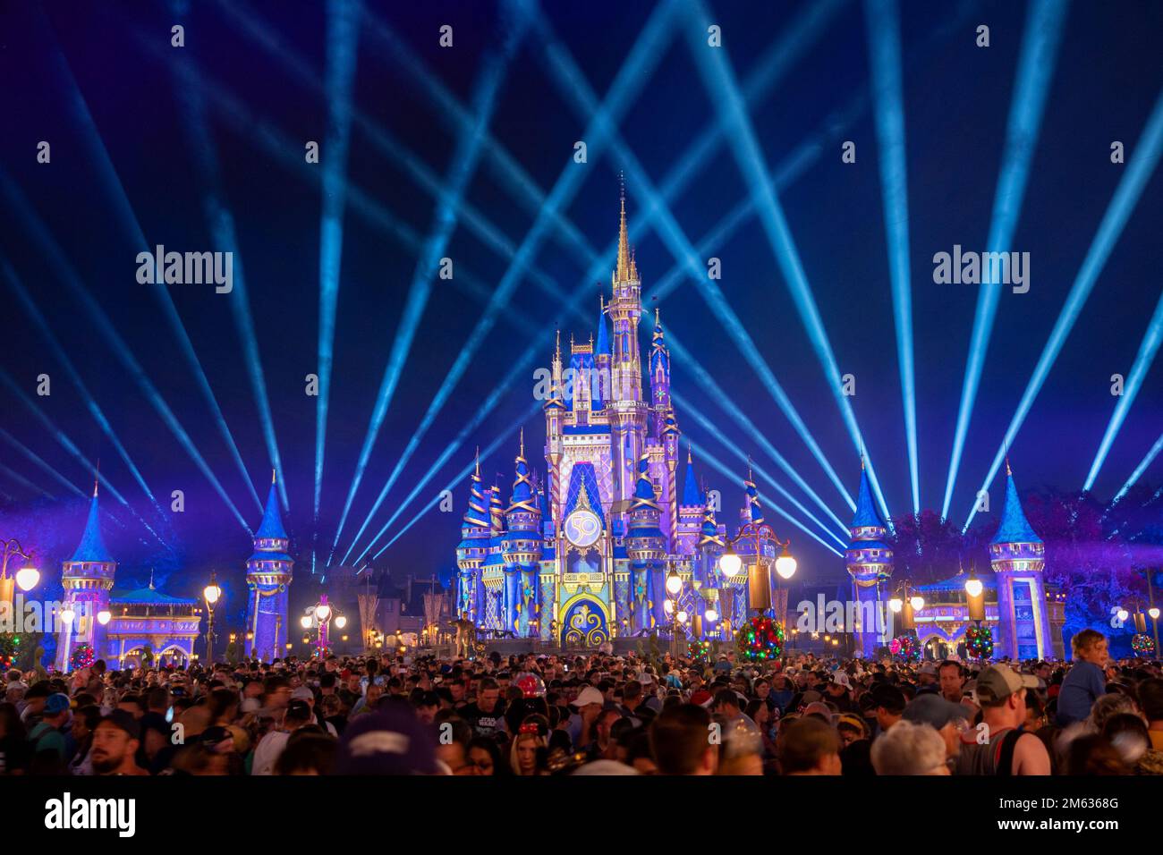 Orlando, FL, EE.UU. - 5 2022 de noviembre: Magic Kingdom Park. La celebración del 50th aniversario de Walt Disney World. Foto de stock