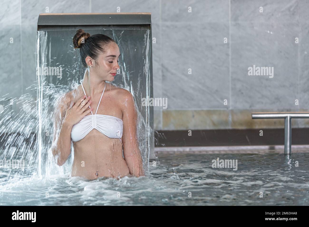 Ducha de bikini piscina fotografías e imágenes de alta resolución - Alamy