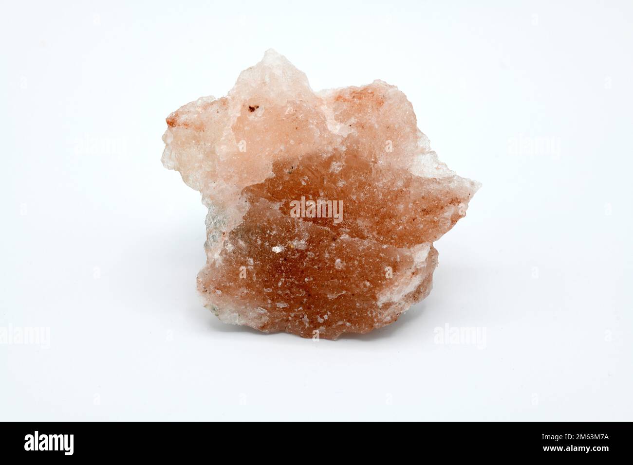 Piedra de sal de roca de halita cruda aislada
