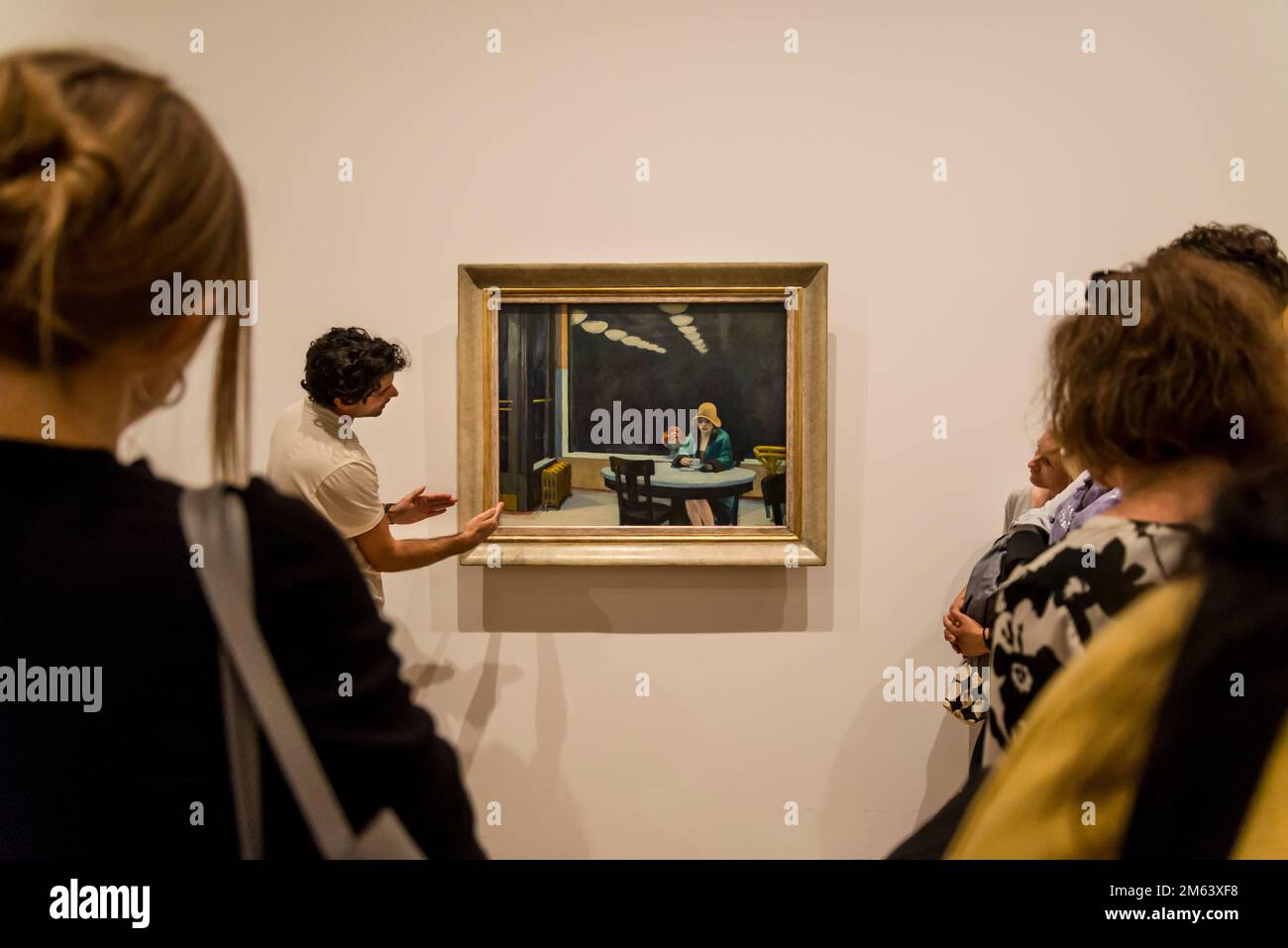 Curador explicando la pintura Automat, 1927, exposición de Edward Hopper en Nueva York, 2022