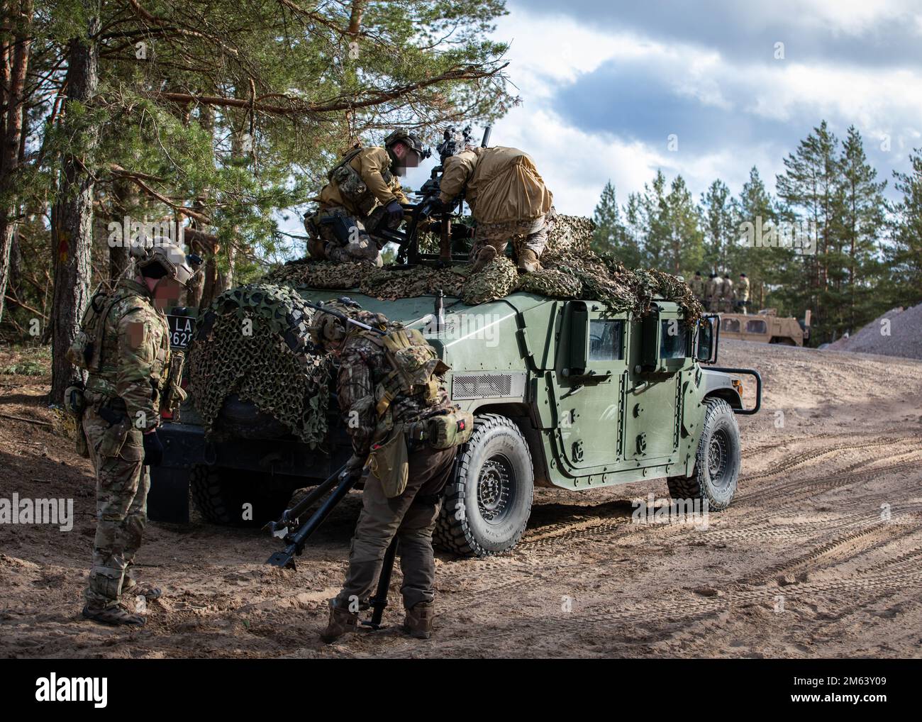 Miembros de la Unidad de Operaciones Especiales de Letonia, junto con EE.UU  Boinas Verdes del Ejército asignadas al Grupo de Fuerzas Especiales 10th,  cargan armas pesadas en un humvee en Ādaži, Letonia,