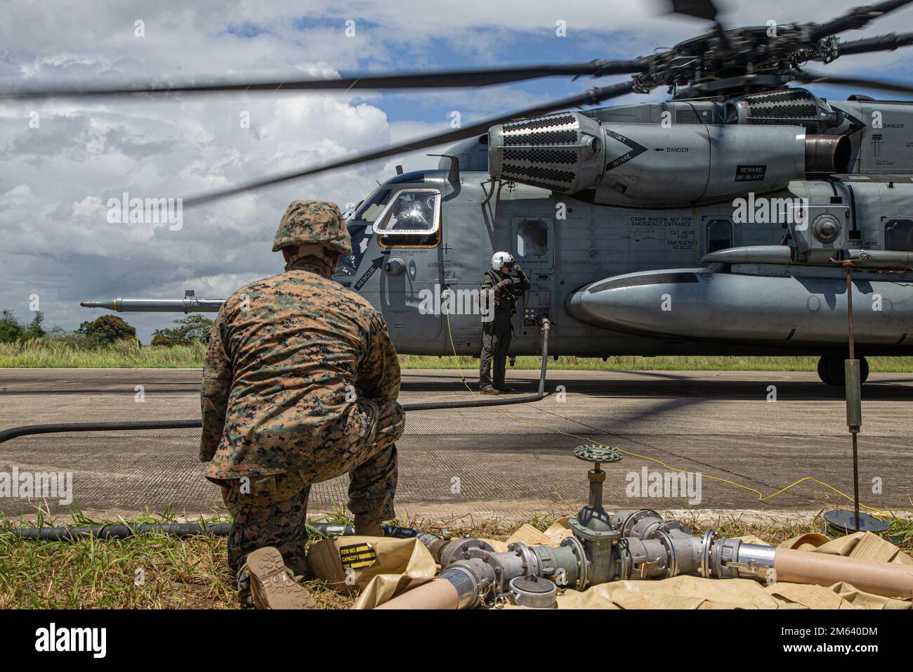 Los Marines de EE.UU. Asignados al Escuadrón de Helicópteros Pesados Marinos 466 (HMH-466), realimentan a un Super Stallion CH-53E en un punto de armado y reabastecimiento hacia adelante durante Balikatan 22 en Cagayan, Filipinas, el 29 de marzo de 2022. Balikatan es un ejercicio anual entre las Fuerzas Armadas de Filipinas y las fuerzas armadas estadounidenses diseñado para fortalecer la interoperabilidad bilateral, las capacidades, la confianza y la cooperación construidas a lo largo de décadas de experiencias compartidas. Balikatan, Tagalog por «hombro a hombro», es un ejercicio bilateral de larga data entre Filipinas y Estados Unidos que destaca la asociación profundamente arraigada Foto de stock