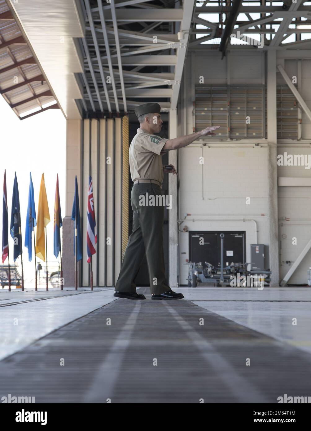 EE.UU El sargento de artillería del Cuerpo de Infantería de Marina Julian Cubillos, jefe de control de calidad del Escuadrón 1 de Pruebas Operativas y Evaluación de Infantería de Marina (VMX-1), habla a la audiencia durante su ceremonia de retiro en la Estación Aérea del Cuerpo de Infantería de Marina de Yuma, Arizona, el 1 de abril de 2022. Cubillos se retiró después de 20 años de servicio en el Cuerpo de Infantería de Marina. Foto de stock