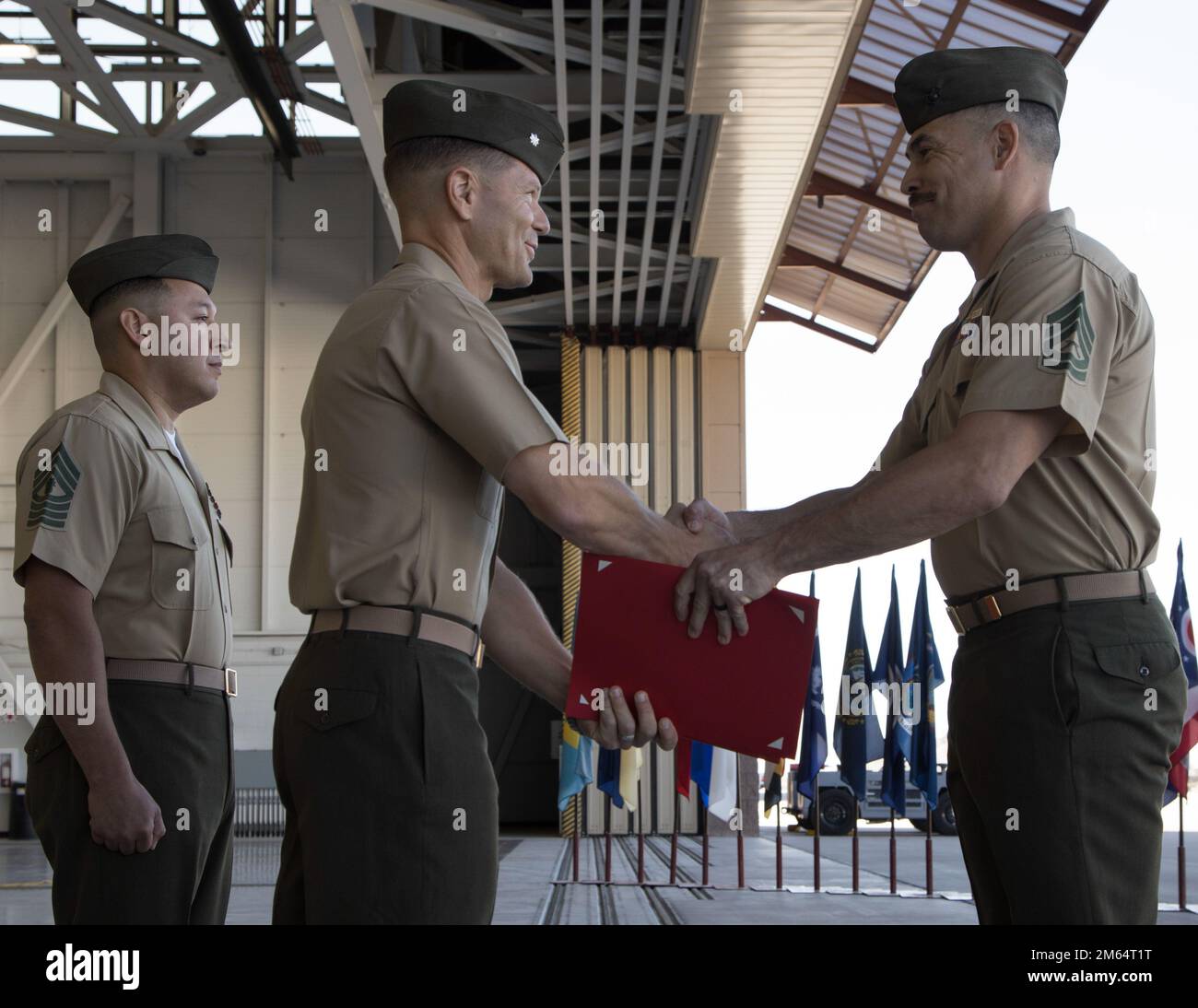 EE.UU El sargento de artillería del Cuerpo de Infantería de Marina Julian Cubillos, jefe de control de calidad del Escuadrón de Pruebas y Evaluación Operacional de Infantería de Marina 1 (VMX-1), recibe un premio durante su ceremonia de retiro en la Estación Aérea del Cuerpo de Infantería de Marina de Yuma, Arizona, el 1 de abril de 2022. Cubillos se retiró después de 20 años de servicio en el Cuerpo de Infantería de Marina. Foto de stock