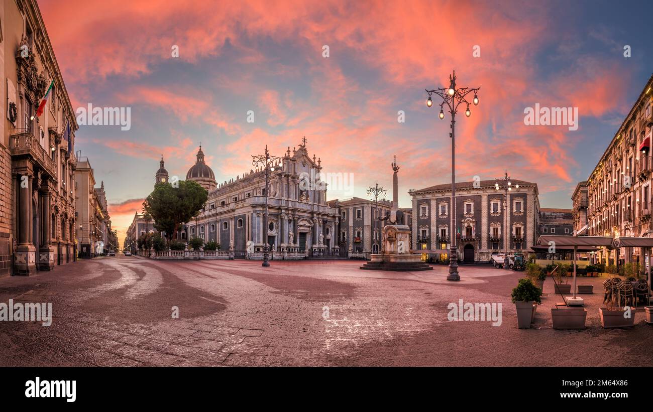 Catania, Sicilia, Italia desde la Piazza Del Duomo al amanecer. Foto de stock