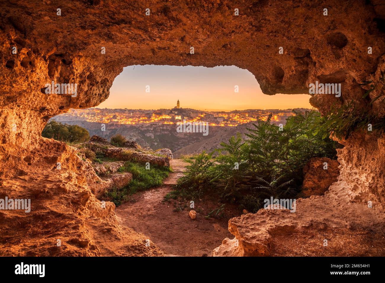 Matera, Italia visto desde antiguas cuevas. Foto de stock