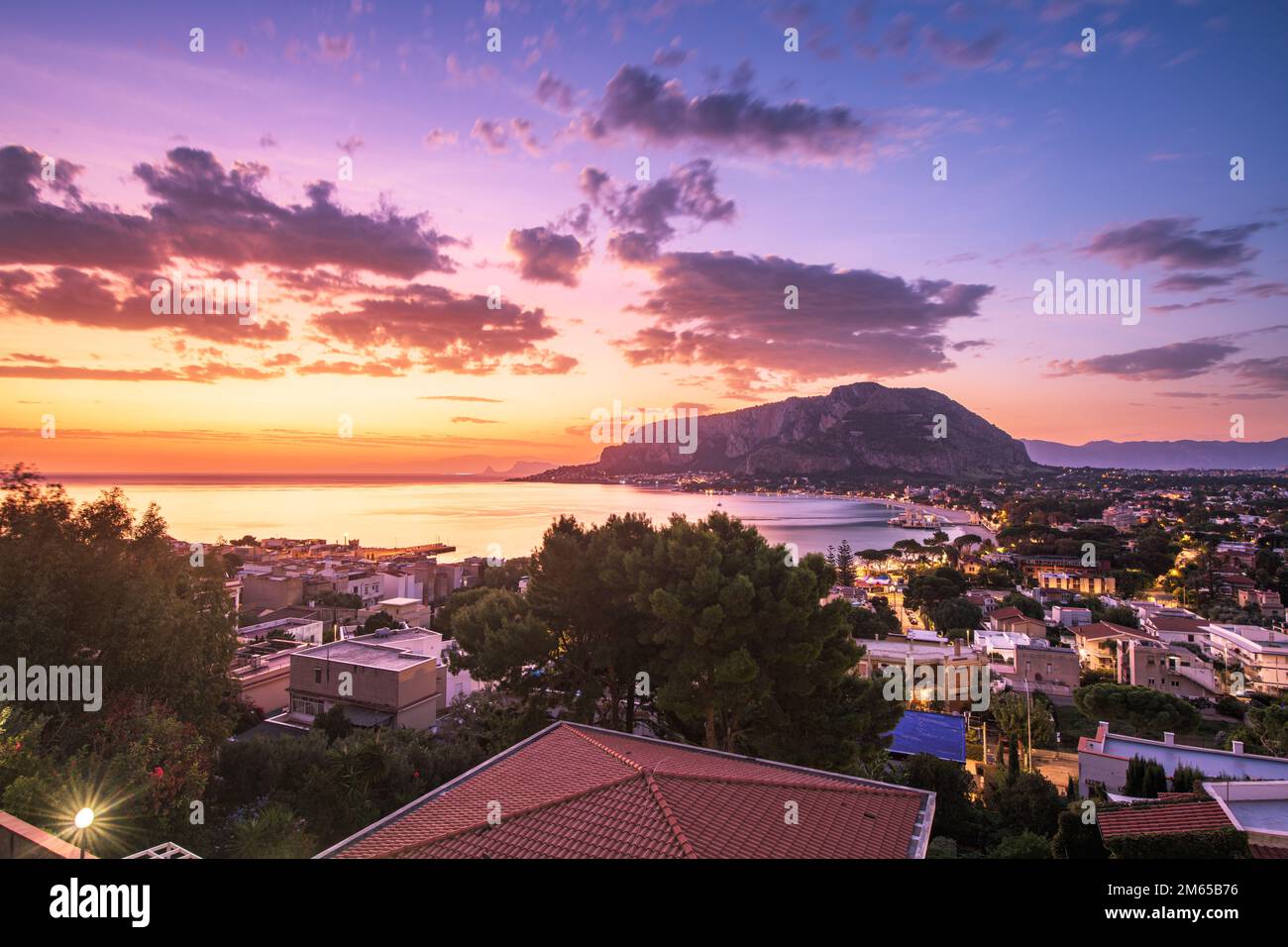 Palermo, Sicilia, Italia En el barrio de Mondello desde arriba al anochecer. Foto de stock