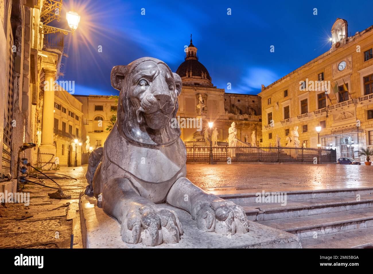 Palermo, Italia en Piazza Pretoria por la mañana temprano. Foto de stock