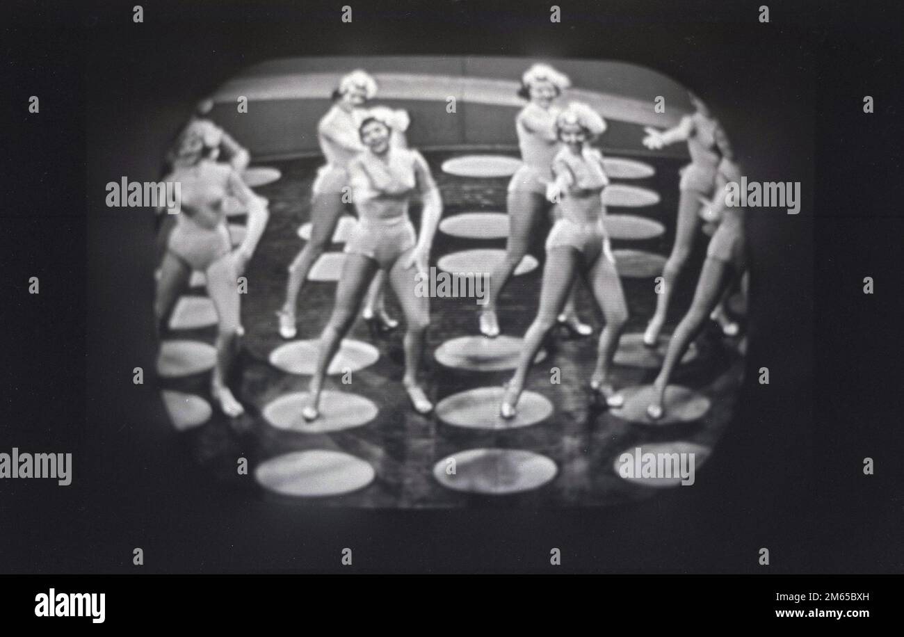 1959, bailarinas históricas, en pantalla, las siluetas de Leslie Roberts que aparecen en la televisión de la BBC como invitadas especiales en el programa, Vera Lyn canta. La coreógrafa y productora asociada del programa fue Leslie Roberts. Foto de stock