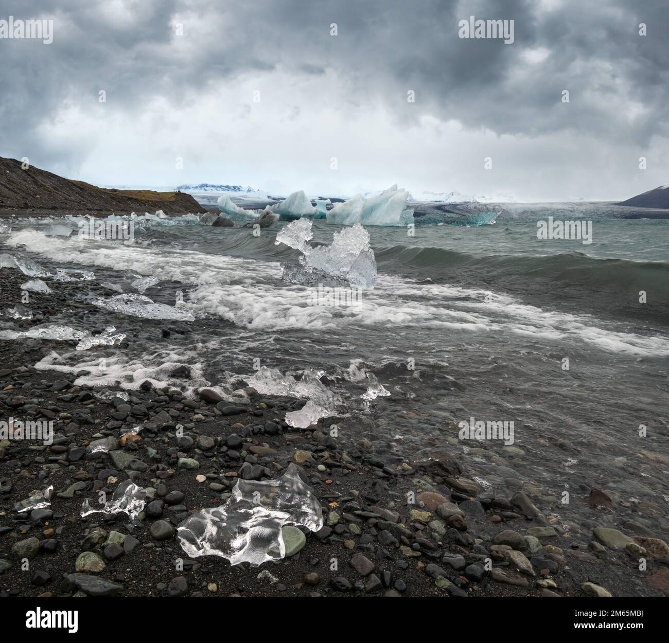 Lago glaciar Jokulsarlon, laguna con bloques de hielo, Islandia. Situado cerca del borde del Océano Atlántico en la cabeza del glaciar Breidamerkurjokull, Foto de stock