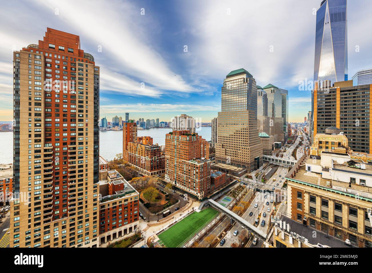 Nueva York, Nueva York, EE.UU. Paisaje urbano del distrito financiero sobre la autopista West Side por la tarde. Foto de stock