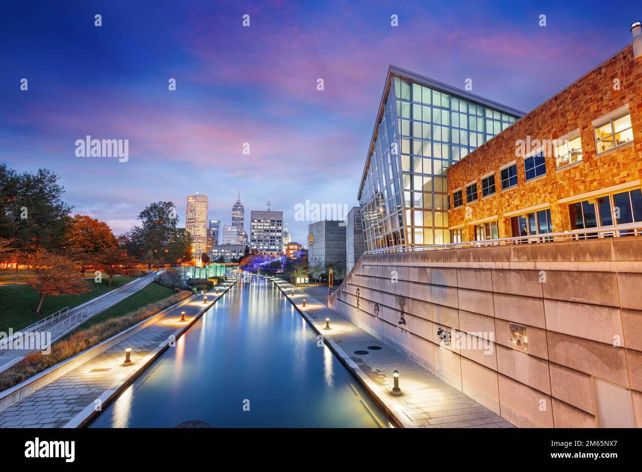 Indianápolis, Indiana, EE.UU. Paisaje urbano del centro sobre el río a pie en el crepúsculo. Foto de stock
