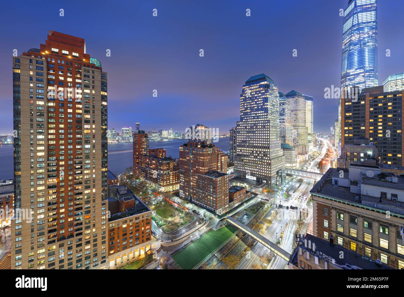 Nueva York, Nueva York, EE.UU., el distrito financiero del paisaje urbano a lo largo de la carretera del lado oeste al anochecer. Foto de stock