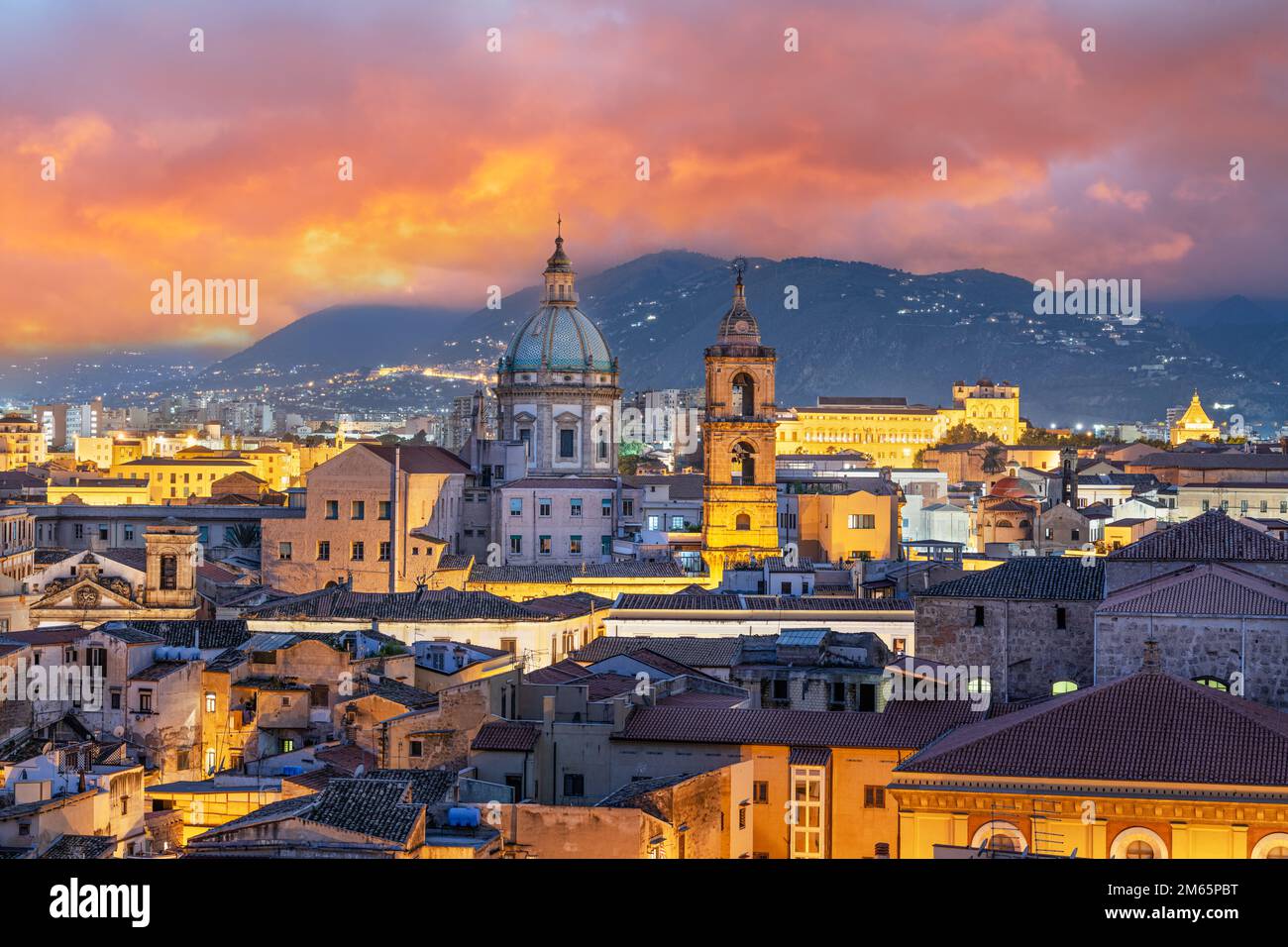 Palermo, el horizonte de la ciudad de Sicilia con torres históricas al anochecer. Foto de stock