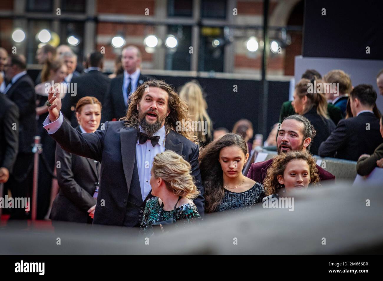 Jason Momoa y su familia en la alfombra roja en el estreno mundial de James Bond No Time to Die Foto de stock