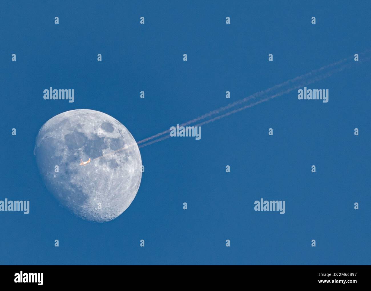 La primera Luna de 2023 en el frío invierno... con la exposición múltiple mejoramos la realidad observada... Foto de stock