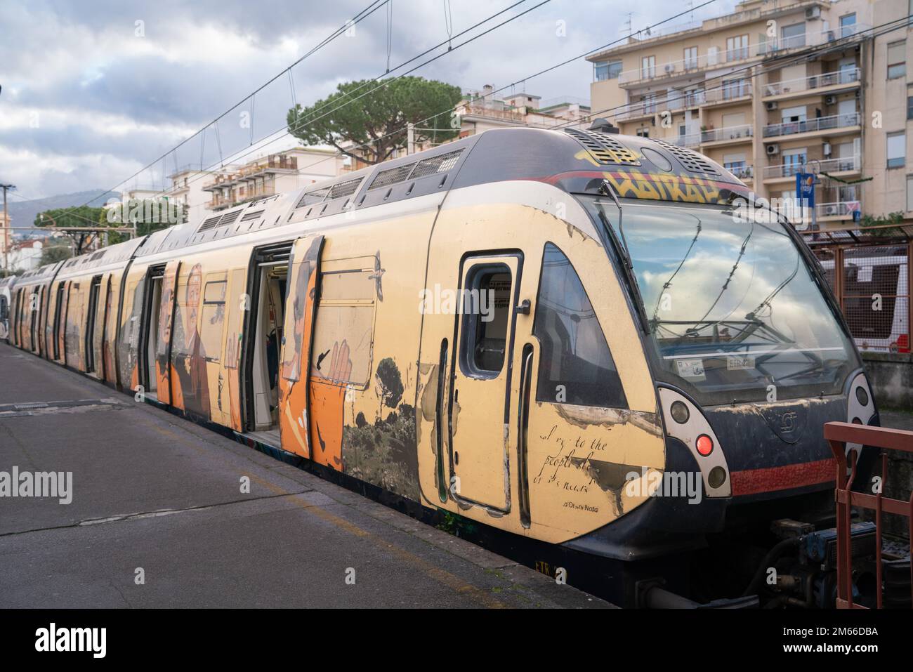Trenes Circumvesuviana que unen Nápoles, Pompeya y Sorrento, Italia Fotografía de stock Alamy