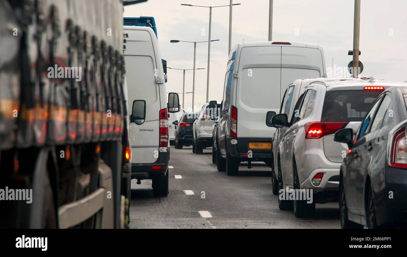 Atasco de tráfico pesado y lento en hora punta en una carretera principal muy transitada Foto de stock