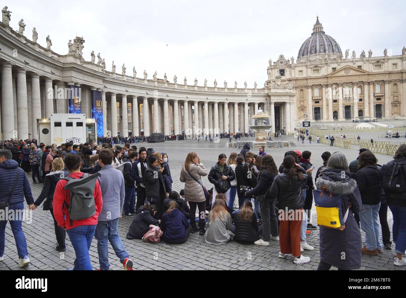 La gente hace fila en St Plaza de Pedro en la Ciudad del Vaticano para  rendir homenaje al fallecido ex Papa Benedicto XVI, cuyo cuerpo se  encuentra en estado en San Basílica