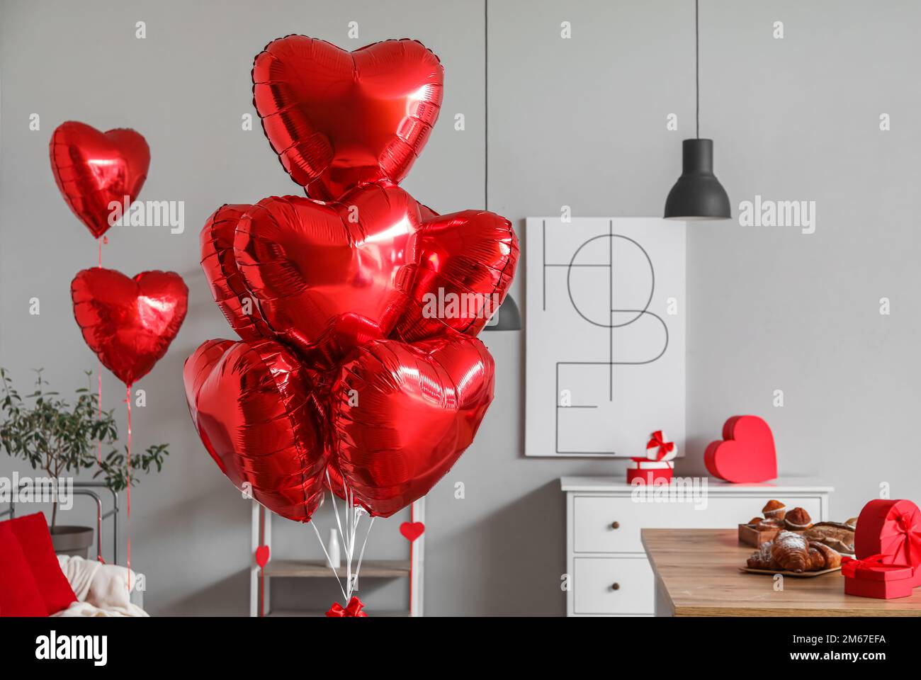 Globos en forma de corazón en la sala de estar decorada para el Día de San  Valentín Fotografía de stock - Alamy