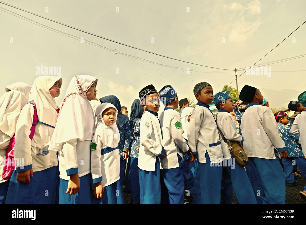 Cianjur, Java Occidental, Indonesia. 22nd de agosto de 2015. Niños estudiantes del internado islámico están haciendo cola para participar en un desfile durante el 'Festival Sarongge', un evento de acción de gracias agrícola que se lleva a cabo simultáneamente con la celebración del día de la independencia de Indonesia, que se conmemora cada año el 17 de agosto, en Ciputri, Pacet, Cianjur, Java Occidental, Indonesia. Foto de stock