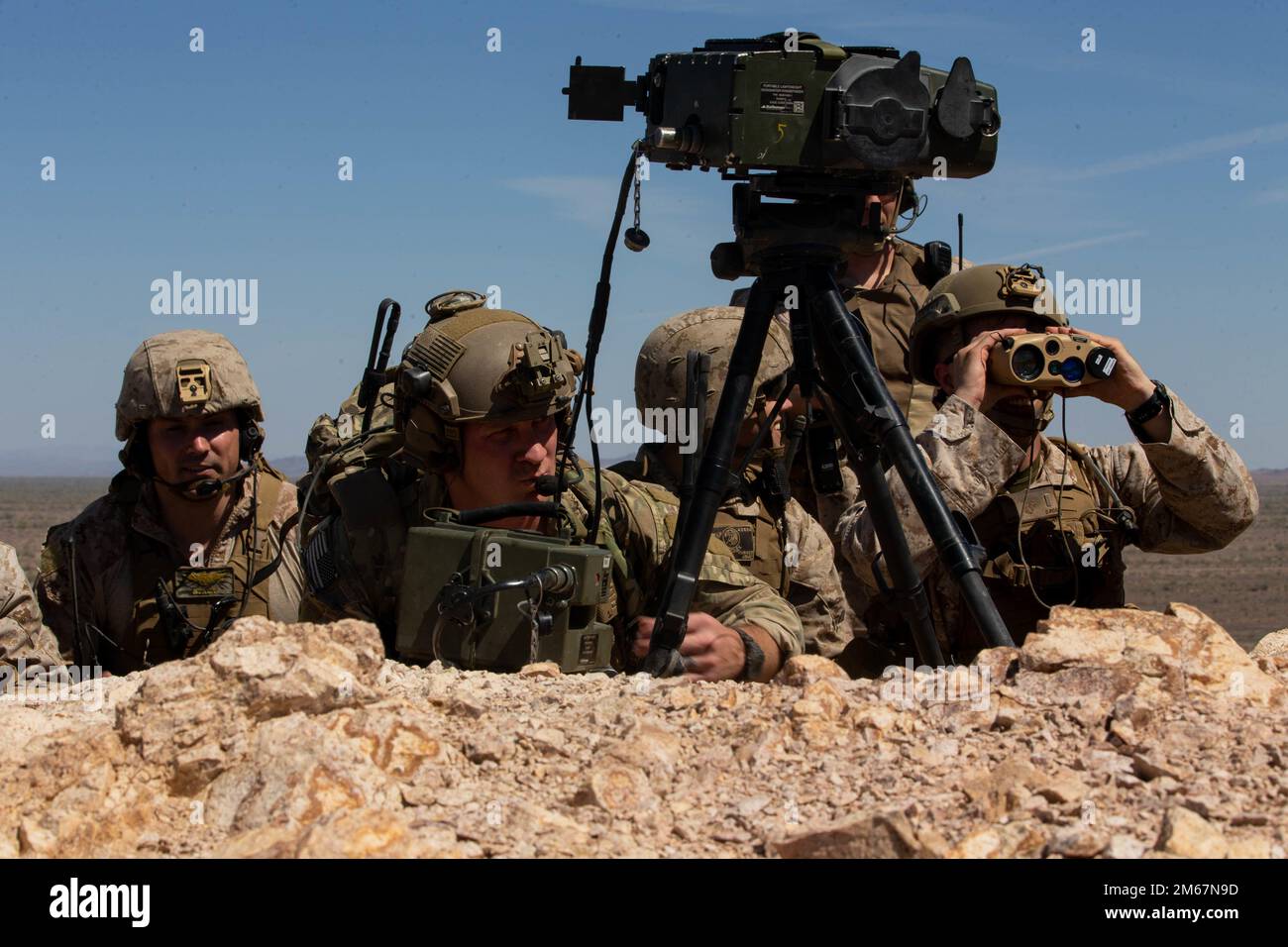 EE.UU Infantes de marina con el Departamento de Oficiales Aéreos, Escuadrón de Armas y Tácticas de Aviación Marítima Uno (MAWTS-1), observan el terreno y localizan objetivos durante el curso 2-22 de Instructor de Armas y Tácticas (WTI) en el Landing Zone Bull (LZ Bull), en la Montaña Chocolate Ariel Gunnery Range, California el 12 de abril de 2022. WTI es un evento de capacitación de siete semanas organizado por MAWTS-1, que proporciona capacitación táctica avanzada estandarizada y certificación de las calificaciones de los instructores de la unidad para apoyar la capacitación y preparación de la aviación marina y ayuda en el desarrollo y empleo de armas y tácticas de aviación. Foto de stock
