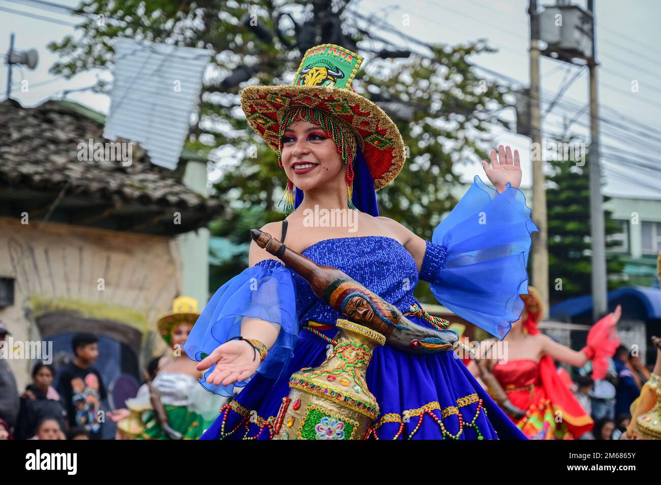 Diferentes grupos de baile participan en el primer día del Carnaval Multicolor de la Frontera donde se celebra el primer día Foto de stock