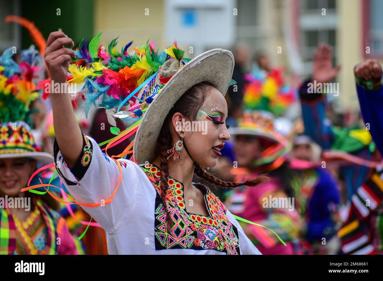 Los jóvenes participan en la primera jornada del Carnaval Multicolor de la Frontera el 2 de enero en Ipiales-Nari Foto de stock