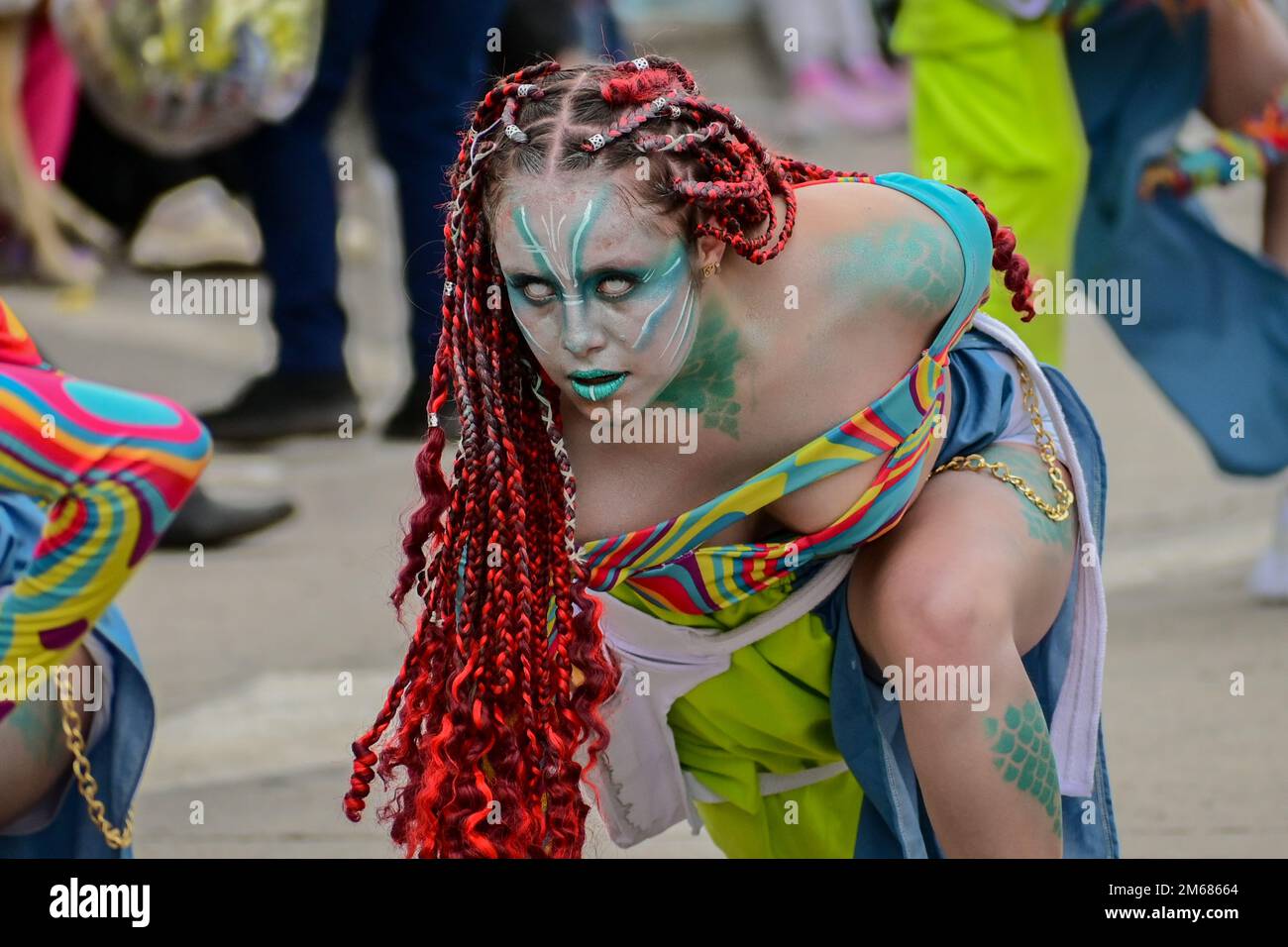 Joven bailando en el Carnaval Multicolor de la Frontera el 2 de enero en Ipiales-Nariño, Colombia. Foto de stock