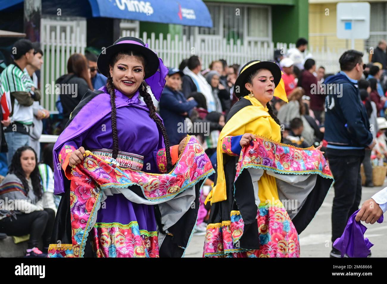 Los jóvenes participan en el primer día del Carnaval Multicolor de la Frontera con bailes tradicionales en J Foto de stock