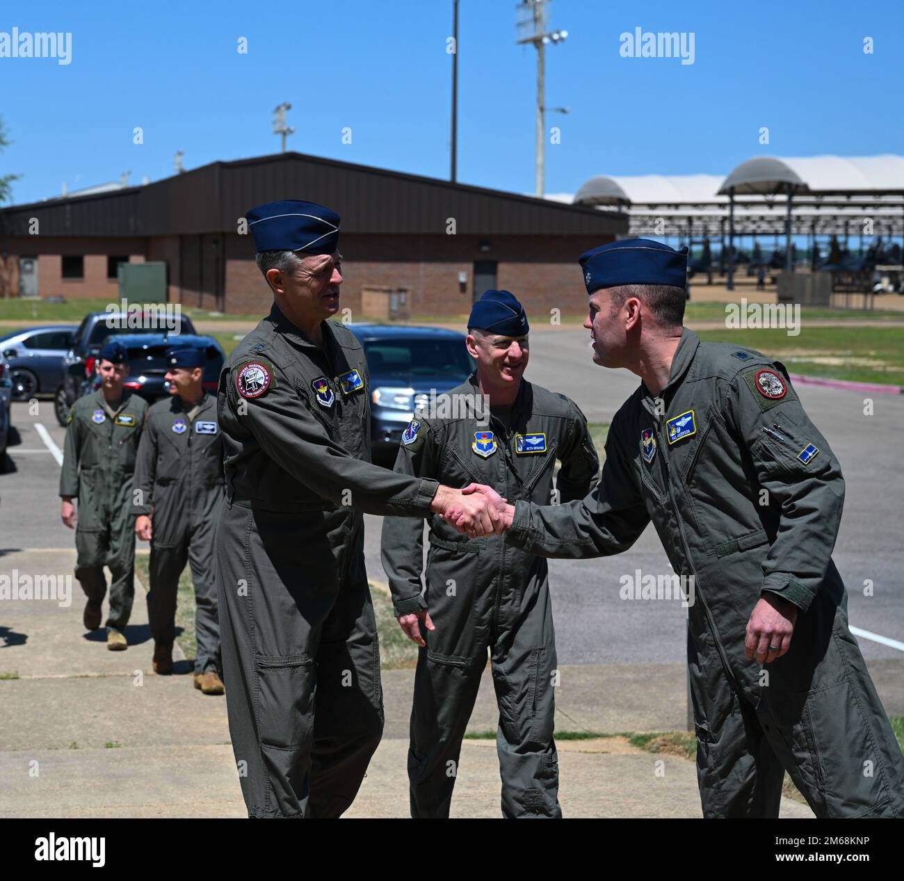 EE.UU El General de División de la Fuerza Aérea Craig Wills, comandante de la 19th.ª Fuerza Aérea, es recibido por el Teniente Coronel Paul Anderson, 50th.ª Ala de Entrenamiento de Vuelo, comandante. La misión del 50th FTS es crear poder de combate. Foto de stock