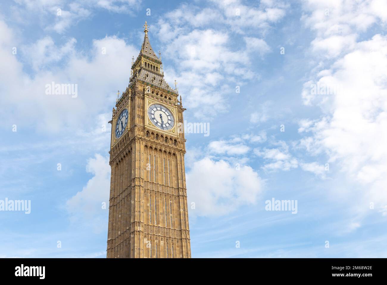 Elizabeth torre El popular Big Ben La torre de reloj más grande del mundo  con un campanario, un punto de referencia de Londres, Inglaterra, tiro de  ángulo bajo Fotografía de stock -