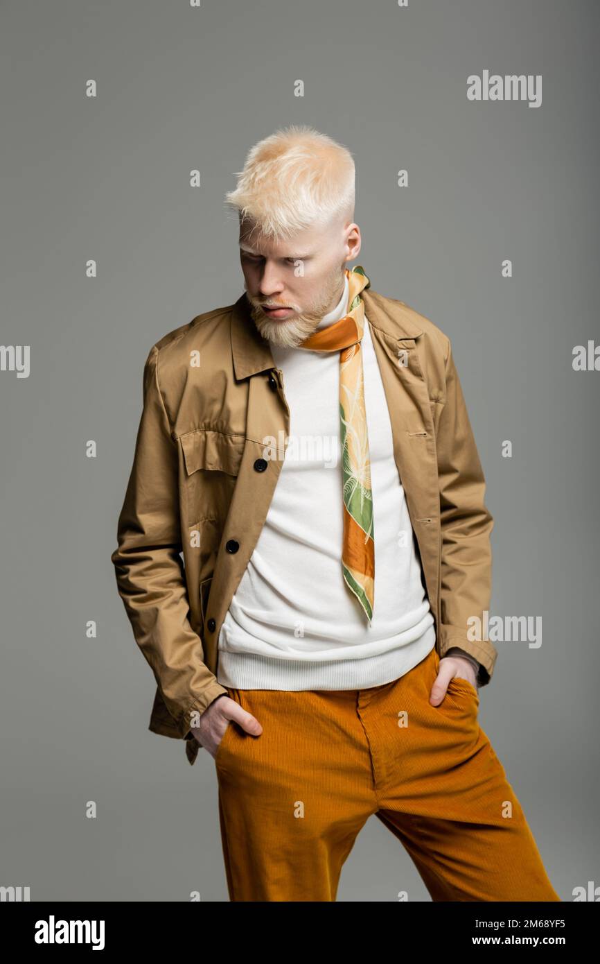 hombre albino chaqueta de camisa con y bufanda de seda de pie con las manos en bolsillos aislados en gris, imagen de Fotografía de stock - Alamy