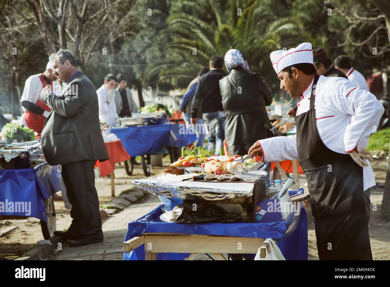ESTAMBUL, TURQUÍA, 19 DE MARZO de 2013: Vendedores que venden pescado a la parrilla en un parque alrededor de Karakoy, Estambul, Turquía. Foto de stock