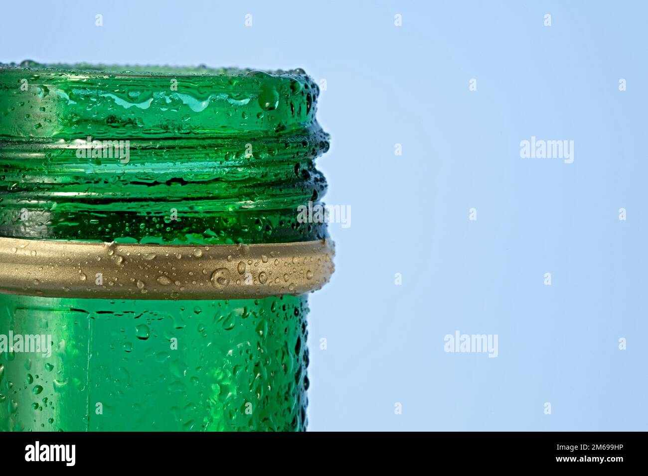 Bottle rim fotografías e imágenes de alta resolución - Alamy