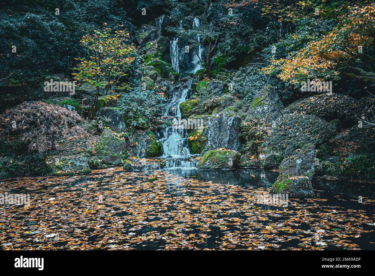 Cascada en Portland Japanese Garden en Oregon Foto de stock