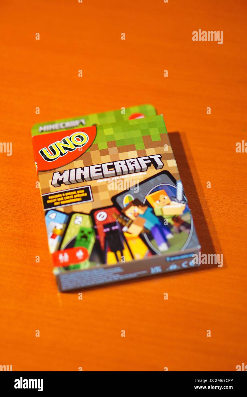 Un juego de cartas Uno Minecraft en una caja Fotografía de stock - Alamy