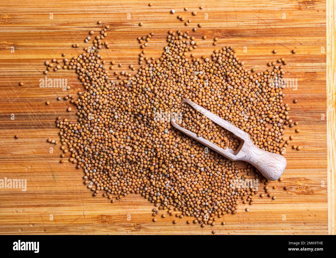 Antecedentes de semillas de mostaza enteras. La mostaza es ampliamente