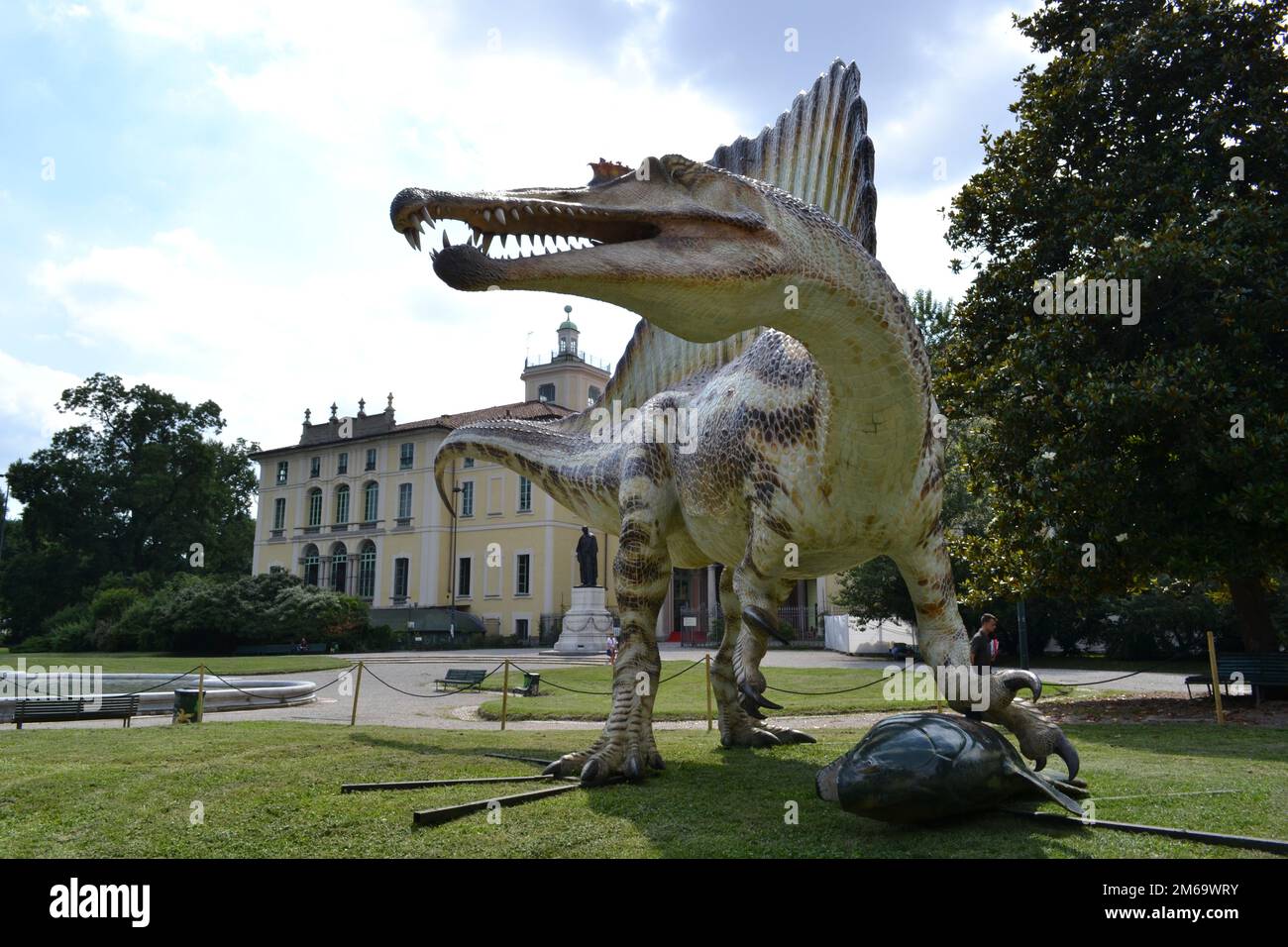 Modelo de tamaño natural del dinosaurio Spinosaurus, el dinosaurio depredador más grande jamás existió y el primer dinosaurio nadador expuesto en jardines públicos. Foto de stock