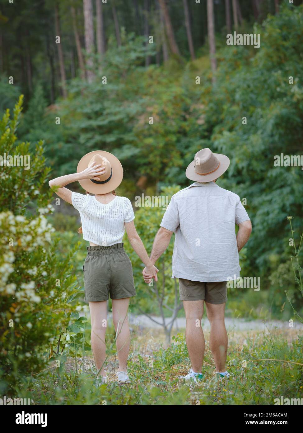 concepto de tomar aire fresco y participar en actividades al aire libre. Pareja joven cariñosa abrazando y sonriendo juntos en el fondo de la naturaleza. Montañas Paseo por el bosque en Turquía concepto de tomar aire fresco y participar en actividades al aire libre. Pareja joven cariñosa abrazando y sonriendo juntos en el fondo de la naturaleza. Montañas Paseo por el bosque en Turquía