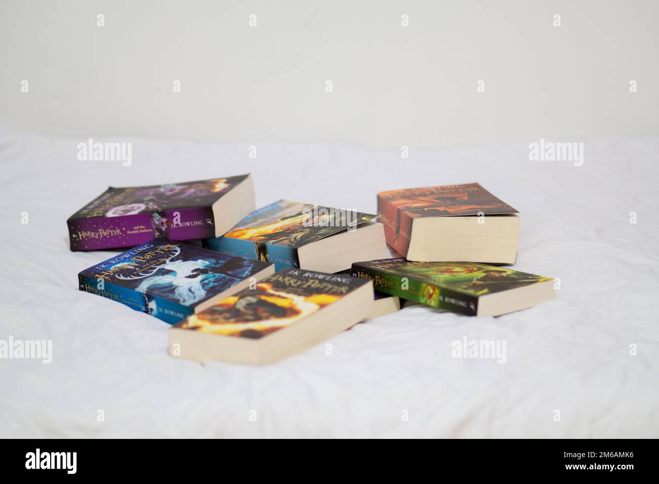 Harry Potter todos los libros. Todas las partes de los libros de Harry Potter. Libros de Harry Potter sobre fondo blanco. Foto de stock