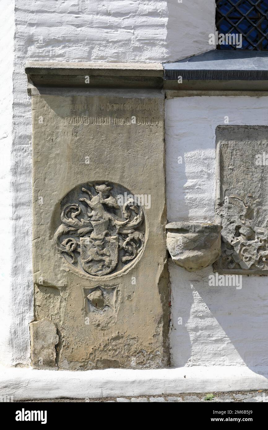 Caldera de agua bendita en la pared, escudo de armas, relieve, iglesia parroquial de Maria Himmelfahrt, ciudad histórica, Landsberg am Lech, Alta Baviera, Baviera Foto de stock