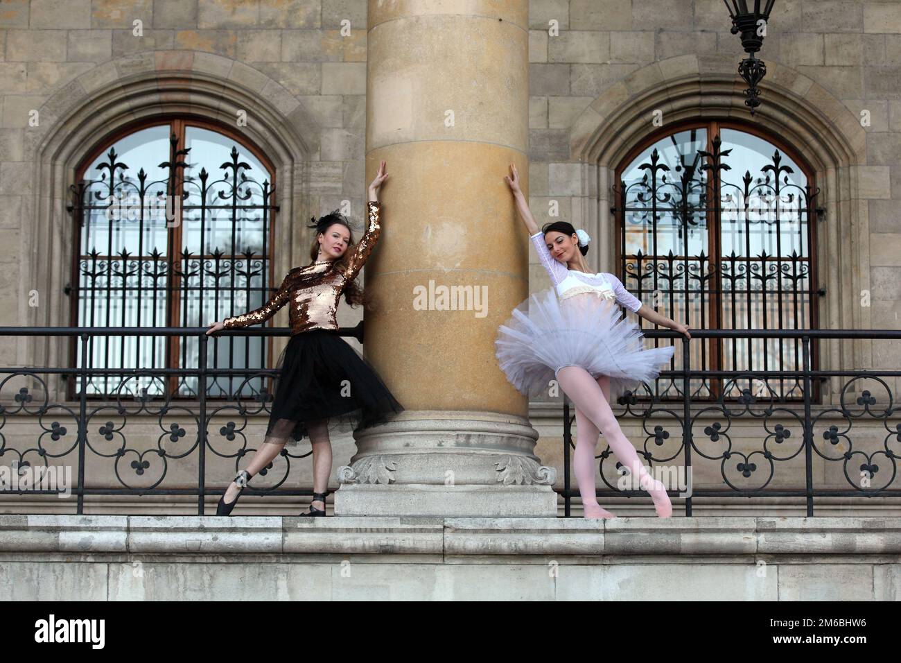 Mujer bailando hermosa falda fotografías e imágenes de alta resolución -  Alamy
